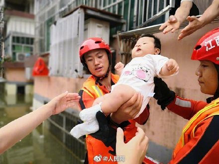 中國搜救人員前往災區,搶救受災戶。 圖:翻攝自微博 中國搜救人員前往災區,搶救受災戶。 圖:翻攝自微博