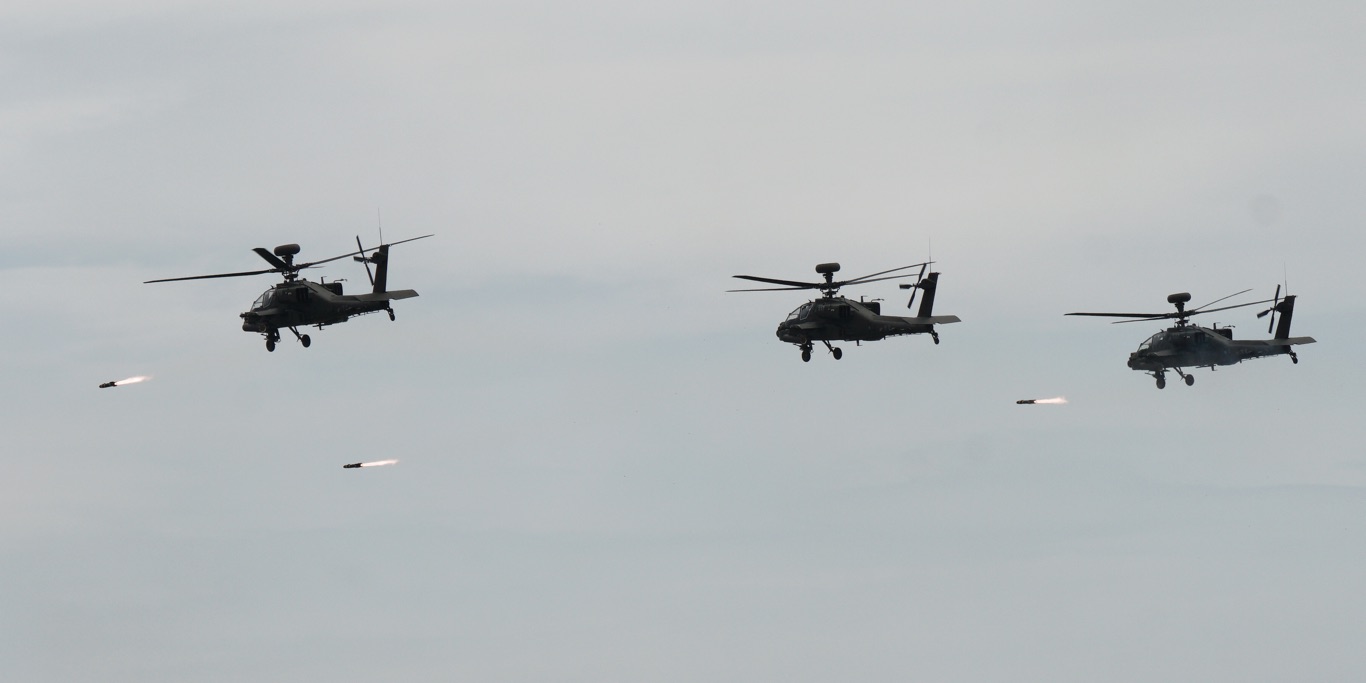 AH-64E發射地獄火飛彈。 圖:張良一/攝 AH-64E發射地獄火飛彈。 圖:張良一/攝