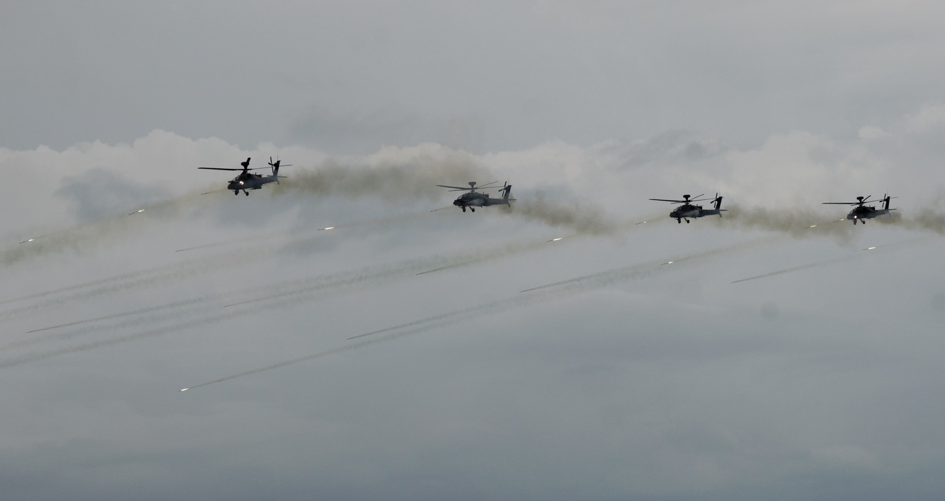 AH-64E發射海神火箭彈。 圖:張良一/攝 AH-64E發射海神火箭彈。 圖:張良一/攝