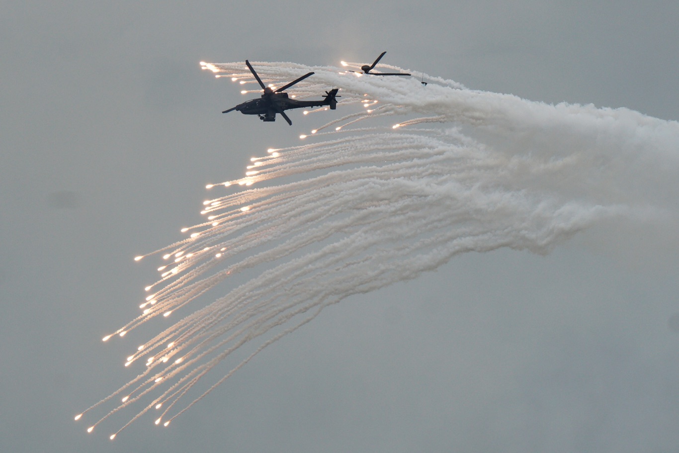 AH-64E阿帕契攻擊直昇機發射地獄火飛彈後,再發射熱焰彈欺敵。 圖:張良一/攝 AH-64E阿帕契攻擊直昇機發射地獄火飛彈後,再發射熱焰彈欺敵。 圖:張良一/攝