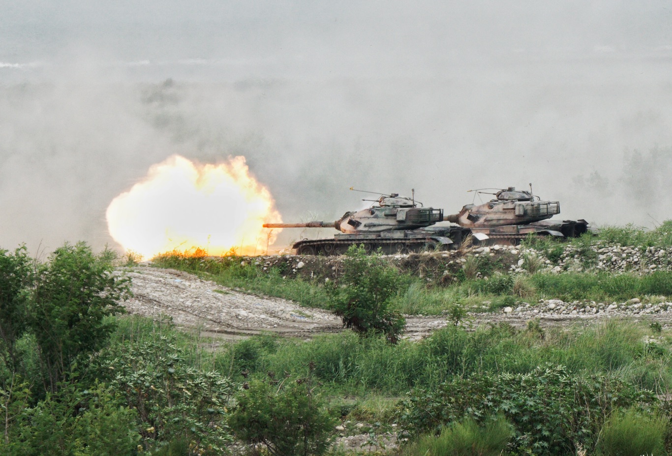M60A3發射火砲迎擊進犯敵軍。 圖:張良一/攝 M60A3發射火砲迎擊進犯敵軍。 圖:張良一/攝