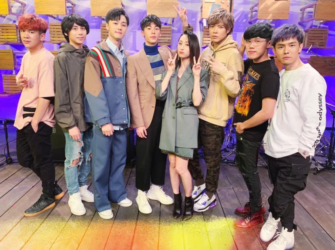 八三夭與《想見你》的演員與施柏宇、許光漢、柯佳嬿及等人合影。 圖:翻攝自八三夭臉書粉絲專頁 八三夭與《想見你》的演員與施柏宇、許光漢、柯佳嬿及等人合影。 圖:翻攝自八三夭臉書粉絲專頁