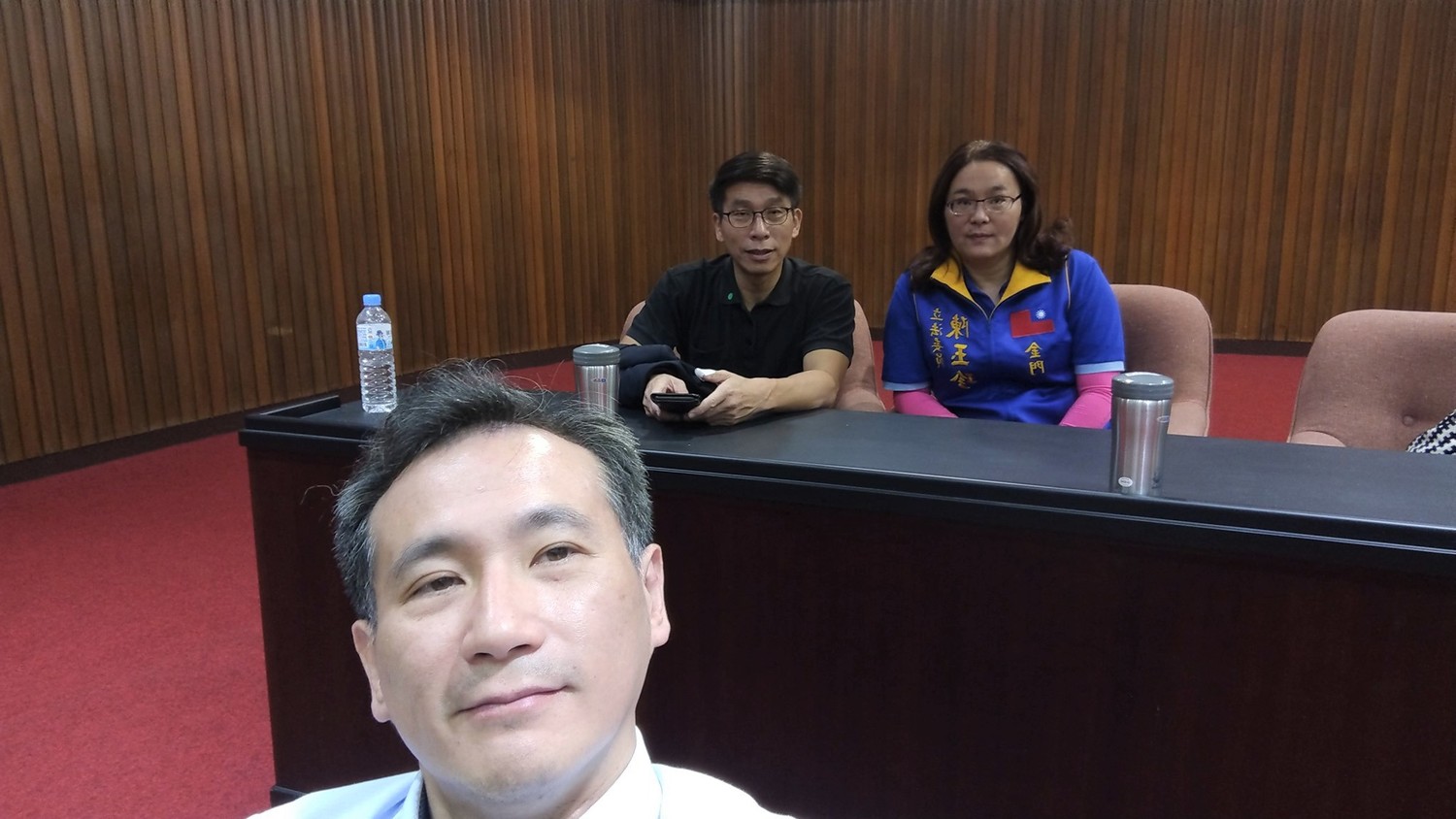 立委鄭運鵬貼出一張國民黨立委陳玉珍和民進黨立委鍾佳濱的合照,稱之為「夢幻組合」。 圖:翻攝自鄭運鵬臉書 立委鄭運鵬貼出一張國民黨立委陳玉珍和民進黨立委鍾佳濱的合照,稱之為「夢幻組合」。 圖:翻攝自鄭運鵬臉書
