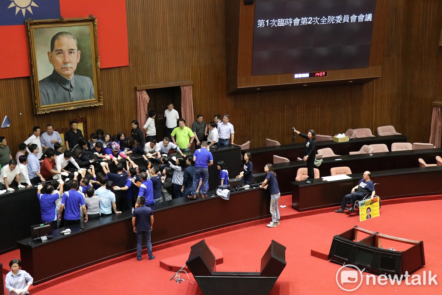 國民黨立委一個接著一個被抬出議場,僅剩陳玉珍死守主席台。 圖:謝孟華/攝 國民黨立委一個接著一個被抬出議場,僅剩陳玉珍死守主席台。 圖:謝孟華/攝