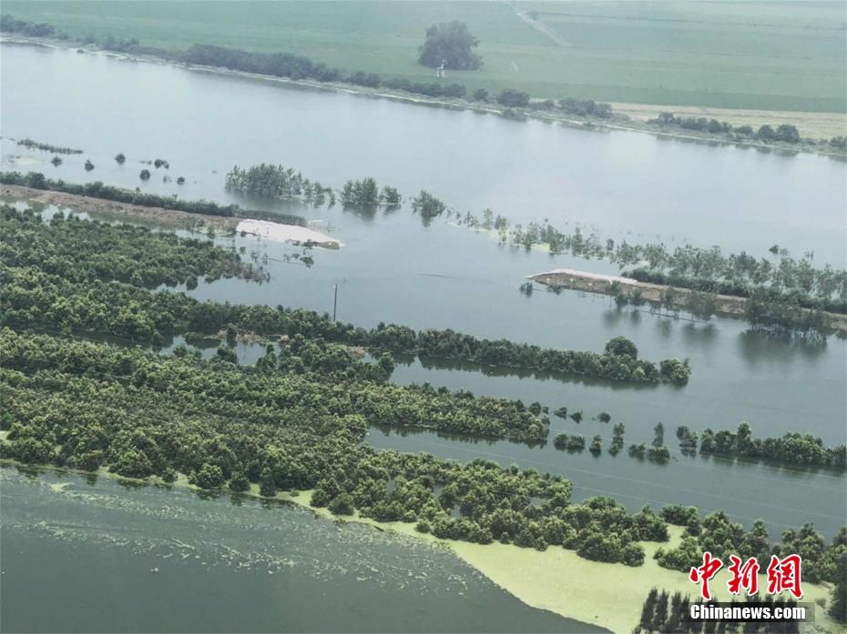 富河嚴重潰堤,出現約兩公里長的缺口。 圖:翻攝自中國新聞網 富河嚴重潰堤,出現約兩公里長的缺口。 圖:翻攝自中國新聞網