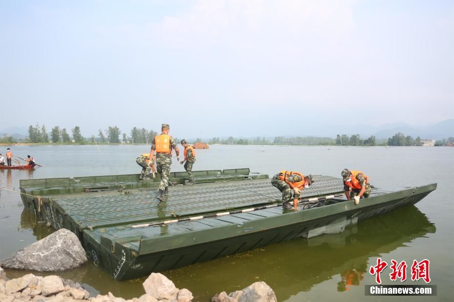 中國洪災湖北陽新出現潰堤,軍方的重機械也被動員到現場。 圖 : 翻攝自中新網 中國洪災湖北陽新出現潰堤,軍方的重機械也被動員到現場。 圖 : 翻攝自中新網