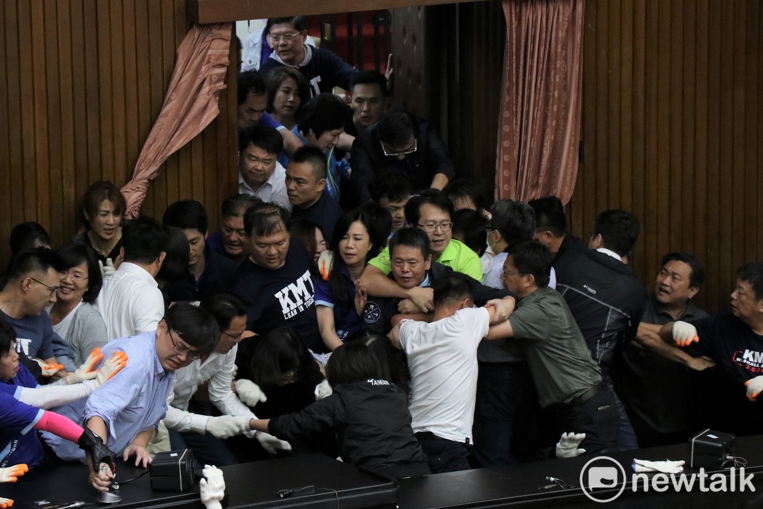 國民黨立院總召林為洲遭拉扯,最後被運出議場。 圖:謝孟華/攝 國民黨立院總召林為洲遭拉扯,最後被運出議場。 圖:謝孟華/攝