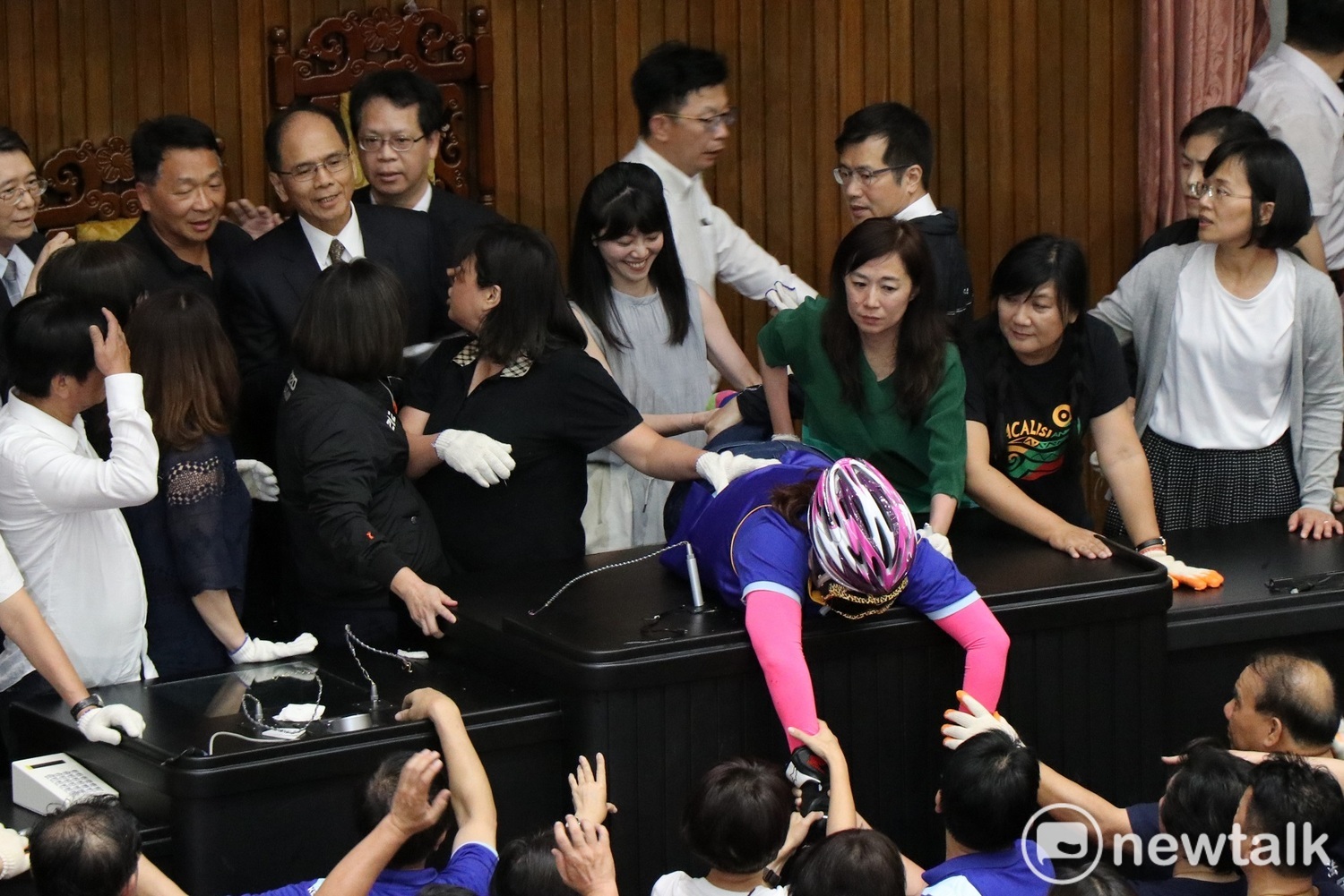 國民黨立委陳玉珍死守主席台,民進黨立委高嘉瑜在後方十分開心。 圖:謝孟華/攝 國民黨立委陳玉珍死守主席台,民進黨立委高嘉瑜在後方十分開心。 圖:謝孟華/攝