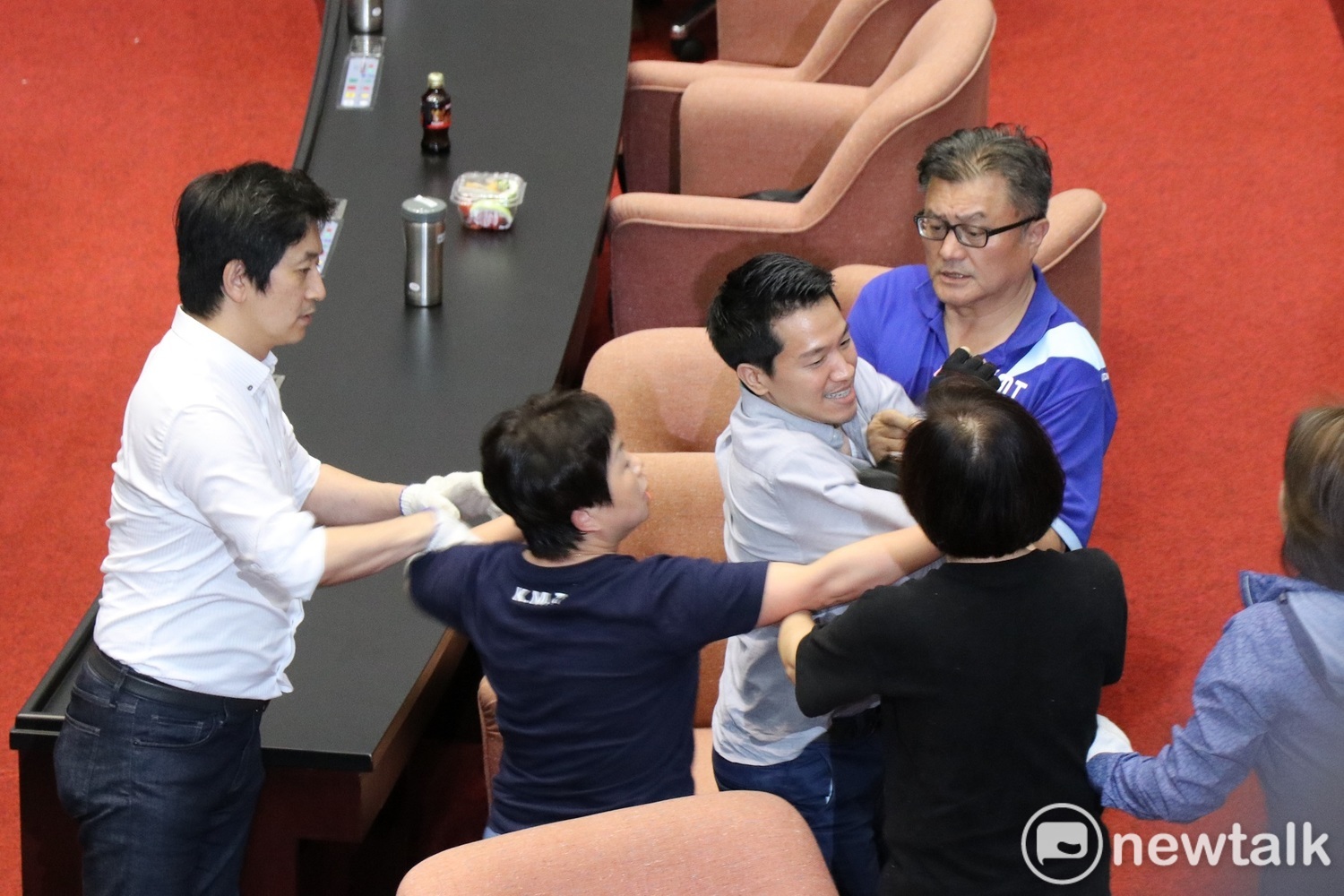 民進黨立委何志偉手中握有表決卡,引發藍營立委不滿。 圖:謝孟華/攝 民進黨立委何志偉手中握有表決卡,引發藍營立委不滿。 圖:謝孟華/攝
