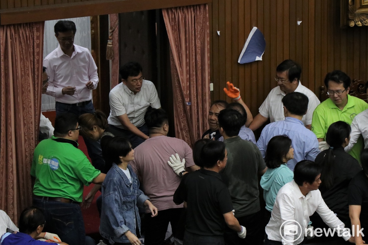 國民黨立委廖國棟遭多位民進黨立委抬至議場外。 圖:謝孟華/攝 國民黨立委廖國棟遭多位民進黨立委抬至議場外。 圖:謝孟華/攝