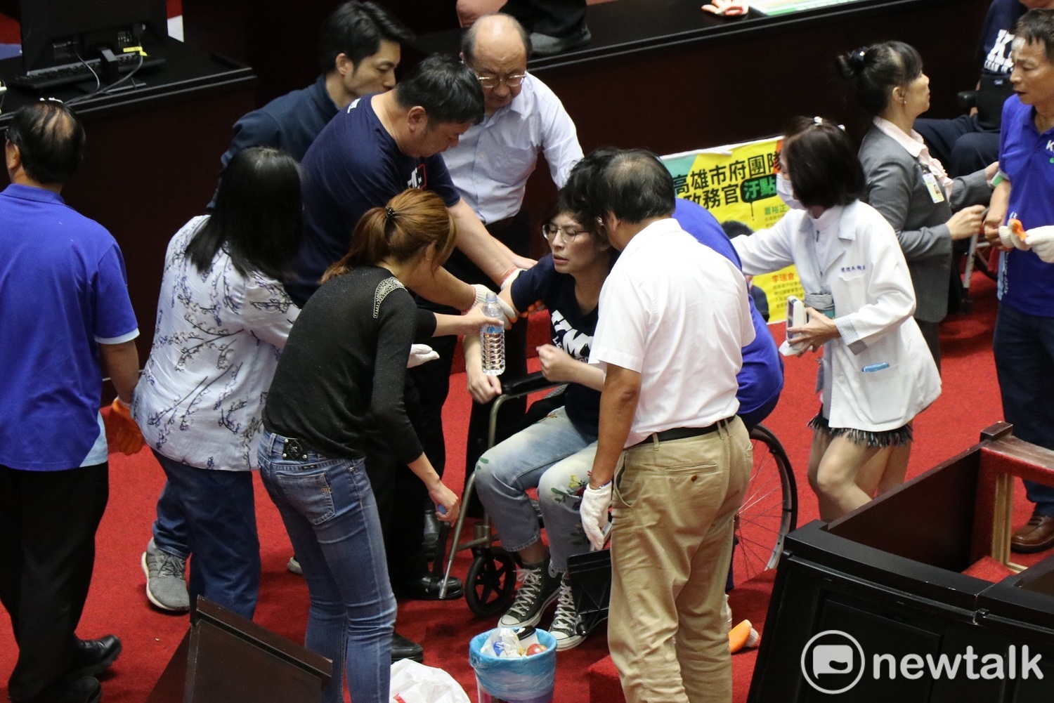 國民黨立委鄭麗文疑似因場面過度壅擠,身體不適頻頻嘔吐。 圖:謝孟華/攝 國民黨立委鄭麗文疑似因場面過度壅擠,身體不適頻頻嘔吐。 圖:謝孟華/攝