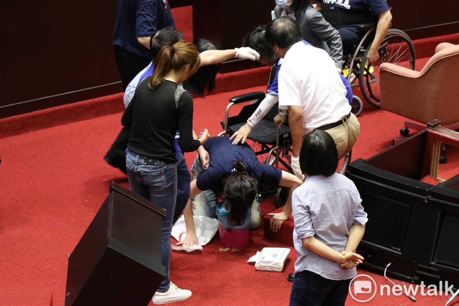 國民黨立委鄭麗文疑似因場面過度壅擠,身體不適而跪在地上嘔吐。 圖:謝孟華/攝 國民黨立委鄭麗文疑似因場面過度壅擠,身體不適而跪在地上嘔吐。 圖:謝孟華/攝