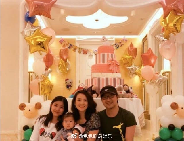章子怡(右二)和汪峰(右一)一家幸福甜蜜。 圖:翻攝自微博@兔兔吃瓜娛樂 章子怡(右二)和汪峰(右一)一家幸福甜蜜。 圖:翻攝自微博@兔兔吃瓜娛樂