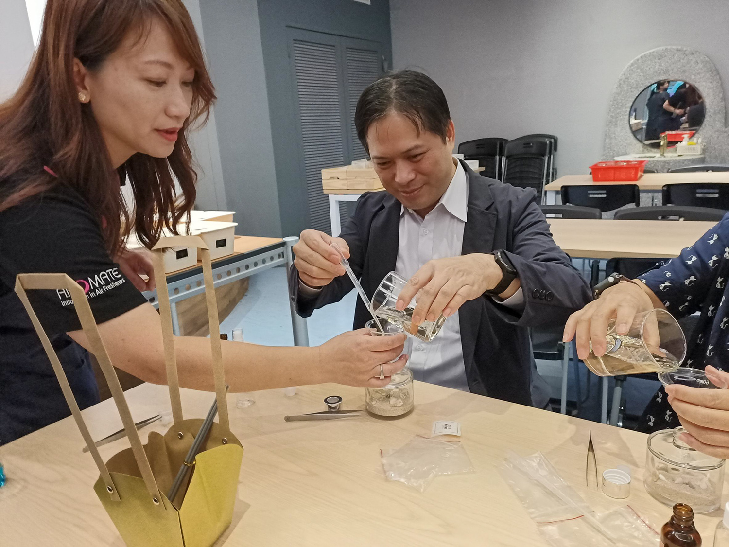 新北副市長吳明機在「亞洛美精靈國度」觀光工廠體驗香氛擴香瓶 DIY。 圖:新北市經發局提供 新北副市長吳明機在「亞洛美精靈國度」觀光工廠體驗香氛擴香瓶 DIY。 圖:新北市經發局提供