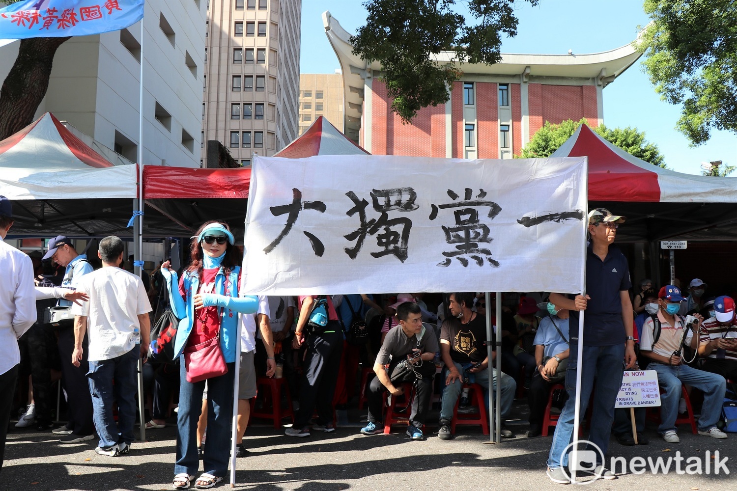 支持者自製「一黨獨大」布條,批評民進黨全面執政後罔顧民意。 圖:謝孟華/攝 支持者自製「一黨獨大」布條,批評民進黨全面執政後罔顧民意。 圖:謝孟華/攝