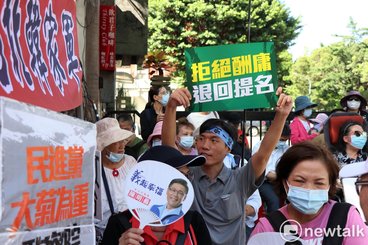 台北韓家軍的帳篷旁,坐滿參加抗議的群眾舉起抗議標語,呼籲民進黨謹慎決策。 圖:謝孟華/攝 台北韓家軍的帳篷旁,坐滿參加抗議的群眾舉起抗議標語,呼籲民進黨謹慎決策。 圖:謝孟華/攝