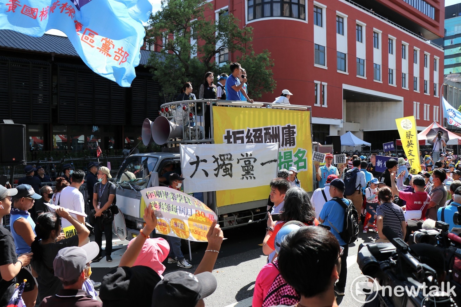 主辦單位將「戰車」停放於現場,許多政治人物皆上車向群眾喊話。 圖:謝孟華/攝 主辦單位將「戰車」停放於現場,許多政治人物皆上車向群眾喊話。 圖:謝孟華/攝