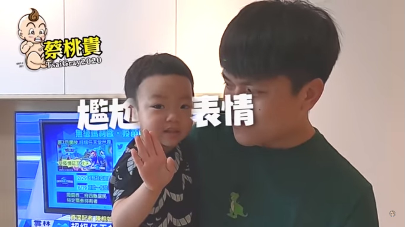 蔡桃貴歲然答應了卻一臉尷尬。 圖:擷取YouTube 蔡桃貴歲然答應了卻一臉尷尬。 圖:擷取YouTube