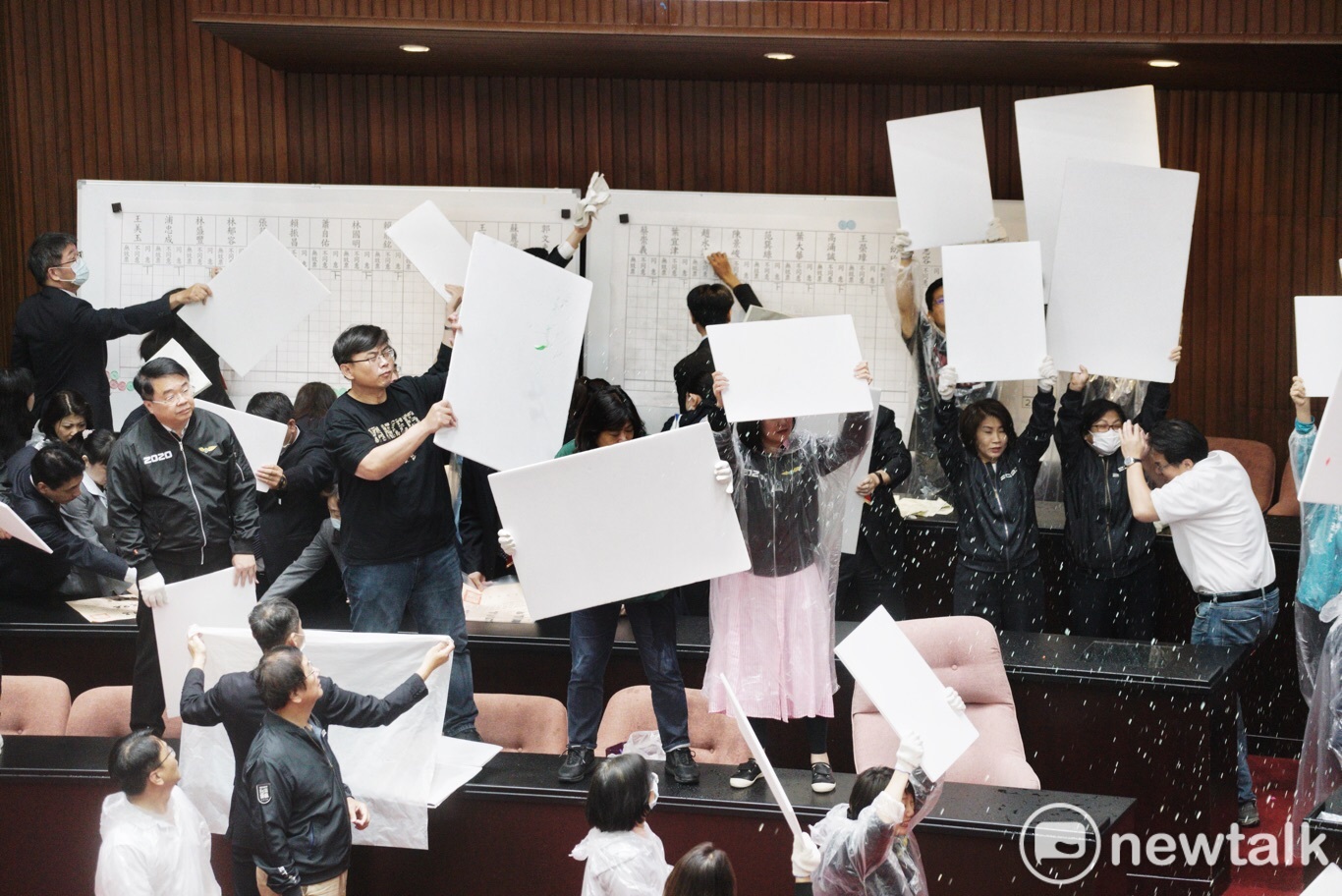 國民黨立委丟水球妨礙開票,民進黨立委組成人牆保護開票板。 圖:張良一/攝 國民黨立委丟水球妨礙開票,民進黨立委組成人牆保護開票板。 圖:張良一/攝