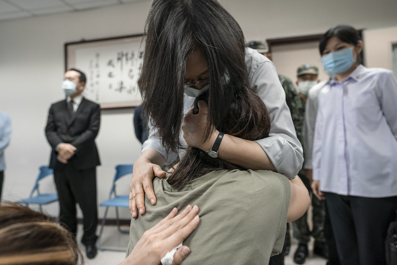 殉職飛官家屬悲痛的抱著總統蔡英文痛哭。 圖:總統府提供 殉職飛官家屬悲痛的抱著總統蔡英文痛哭。 圖:總統府提供