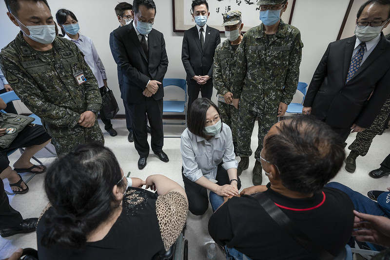 總統蔡英文今(17)天上午臨時更改行程,親赴國軍新竹醫院弔唁2位殉職飛官並安慰家屬。 圖:總統府提供 總統蔡英文今(17)天上午臨時更改行程,親赴國軍新竹醫院弔唁2位殉職飛官並安慰家屬。 圖:總統府提供