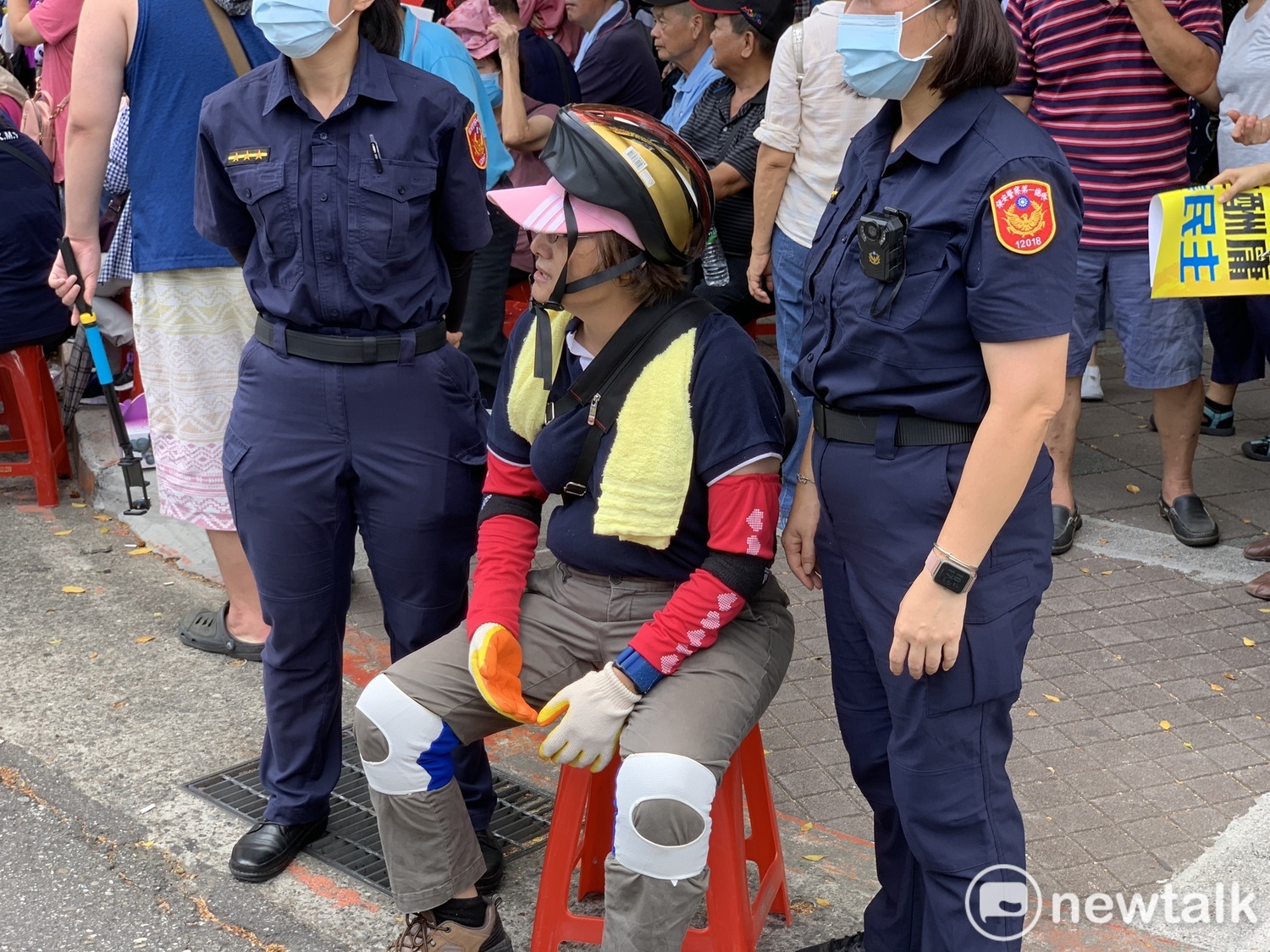 國民黨支持者在舞台上跳下來,腳造成脫臼,緊急送醫治療中。 圖:羅國嘉/攝 國民黨支持者在舞台上跳下來,腳造成脫臼,緊急送醫治療中。 圖:羅國嘉/攝