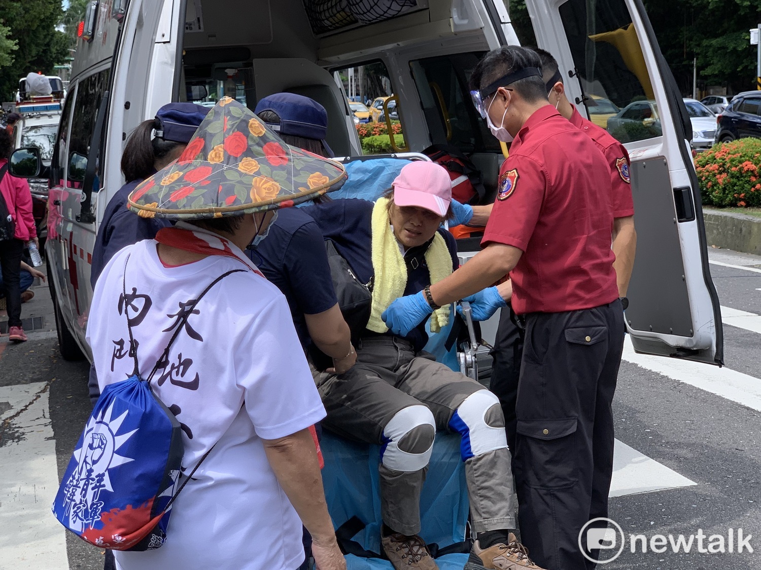 國民黨支持者在舞台上跳下來,腳造成脫臼,緊急送醫治療中。 圖:羅國嘉/攝 國民黨支持者在舞台上跳下來,腳造成脫臼,緊急送醫治療中。 圖:羅國嘉/攝