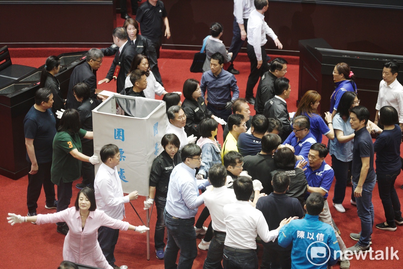 民進黨立委站在圈票處前,試圖抵擋國民黨立委破壞票匭和圈票處。 圖:張良一/攝 民進黨立委站在圈票處前,試圖抵擋國民黨立委破壞票匭和圈票處。 圖:張良一/攝
