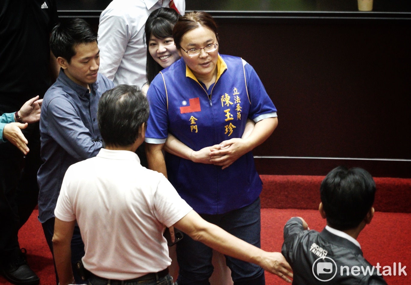 立法院臨時會對監察院人事案行使同意權投票時,會場氣氛相對早先衝突緩和許多,不過,民進黨立委高嘉瑜還是從國民黨立委陳玉珍背後雙手環抱她,勸離她不要破壞票匭。 圖:張良一/攝 立法院臨時會對監察院人事案行使同意權投票時,會場氣氛相對早先衝突緩和許多,不過,民進黨立委高嘉瑜還是從國民黨立委陳玉珍背後雙手環抱她,勸離她不要破壞票匭。 圖:張良一/攝