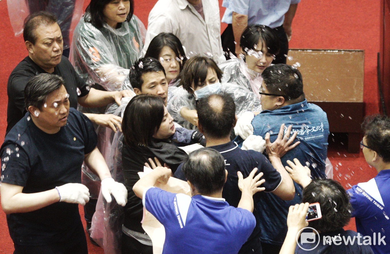 國、民兩黨立委在水球大戰的同時亦貼身肉搏,場面相當混亂。 圖:張良一/攝 國、民兩黨立委在水球大戰的同時亦貼身肉搏,場面相當混亂。 圖:張良一/攝