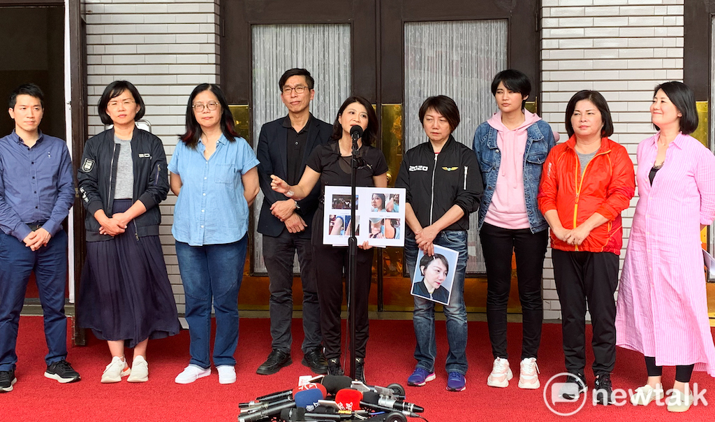 林楚茵稱遭呂玉玲狠咬驗傷提告,民進黨團連署聲援。 圖:羅國嘉/攝 林楚茵稱遭呂玉玲狠咬驗傷提告,民進黨團連署聲援。 圖:羅國嘉/攝