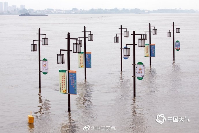長江流域洪災持續不斷,許多地區水位超過警戒水位。 圖:翻攝微博 長江流域洪災持續不斷,許多地區水位超過警戒水位。 圖:翻攝微博