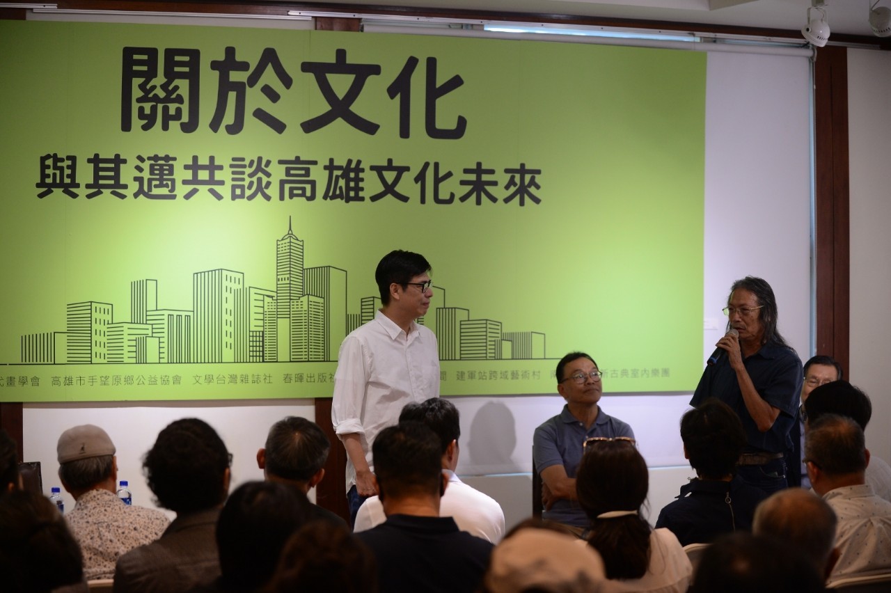 陳其邁(中)與在地文化人舉行座談。 圖:陳其邁競辦/提供 陳其邁(中)與在地文化人舉行座談。 圖:陳其邁競辦/提供