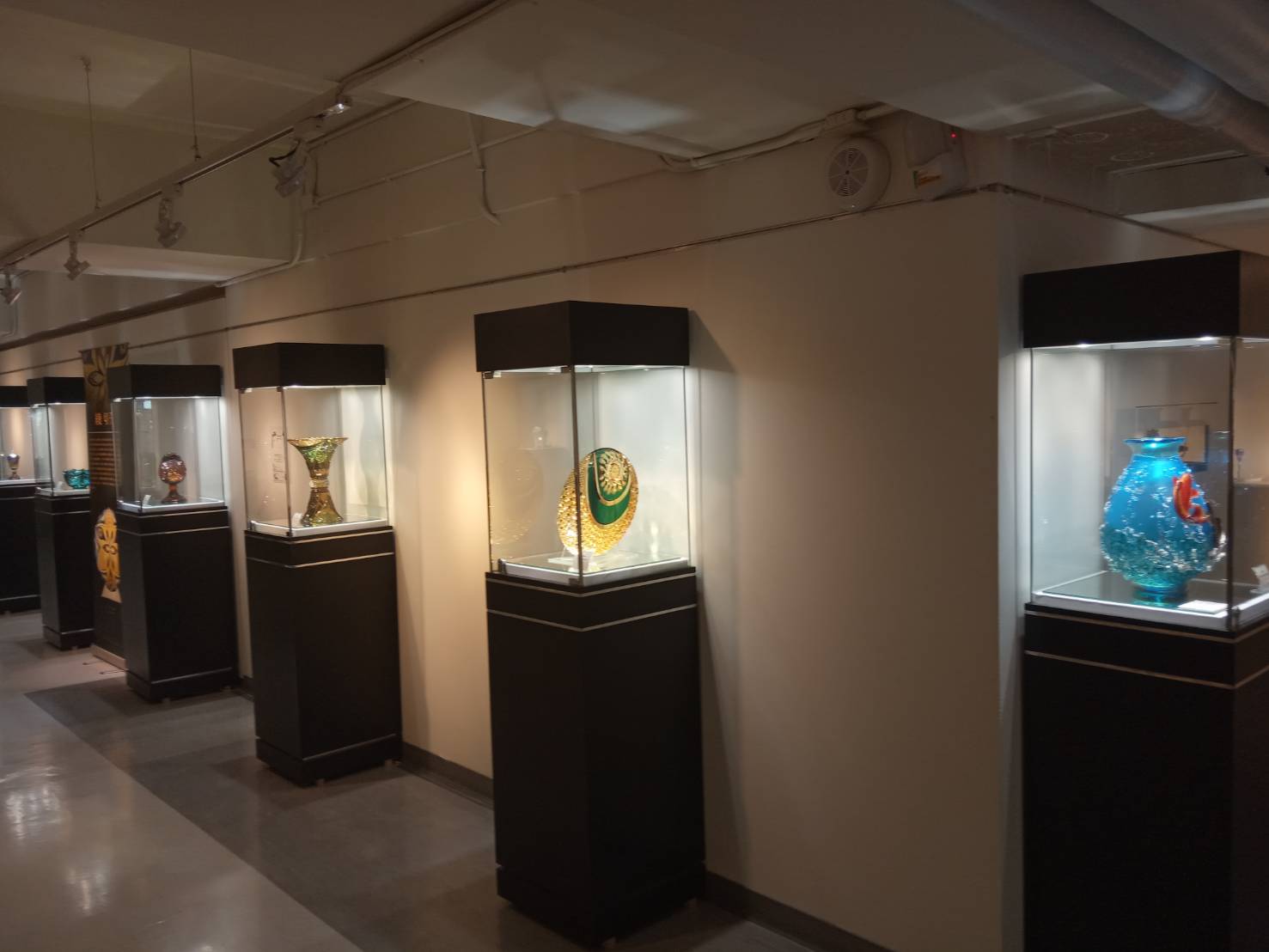 日本玻璃工藝大師黑木國昭目前正在高市文化中心展出。 孫家銘/攝 日本玻璃工藝大師黑木國昭目前正在高市文化中心展出。 孫家銘/攝