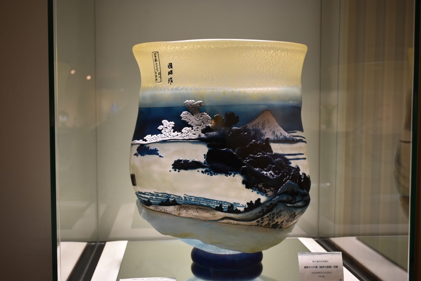 富嶽三十六景之一的「相州七里濱」花器。 孫家銘/攝 富嶽三十六景之一的「相州七里濱」花器。 孫家銘/攝