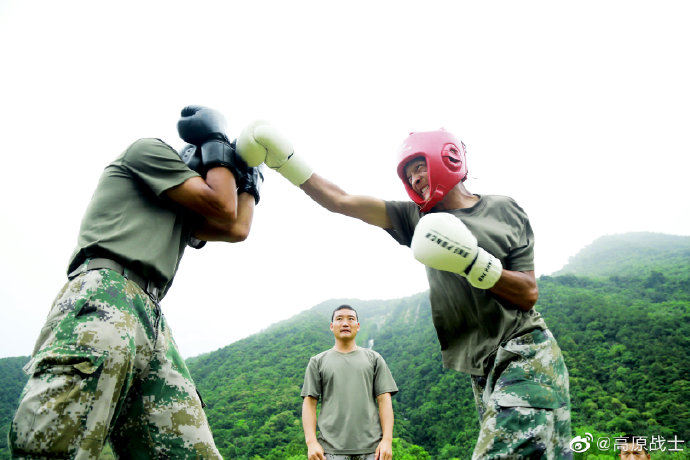 西藏軍區的訓練瞄準實戰應用。 圖:取自高原戰士微博 西藏軍區的訓練瞄準實戰應用。 圖:取自高原戰士微博