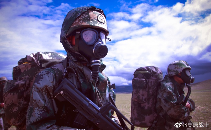西藏軍區某旅在海拔4600公尺的複雜地區展開40公里戰鬥體能訓練。 圖:取自高原戰士微博 西藏軍區某旅在海拔4600公尺的複雜地區展開40公里戰鬥體能訓練。 圖:取自高原戰士微博