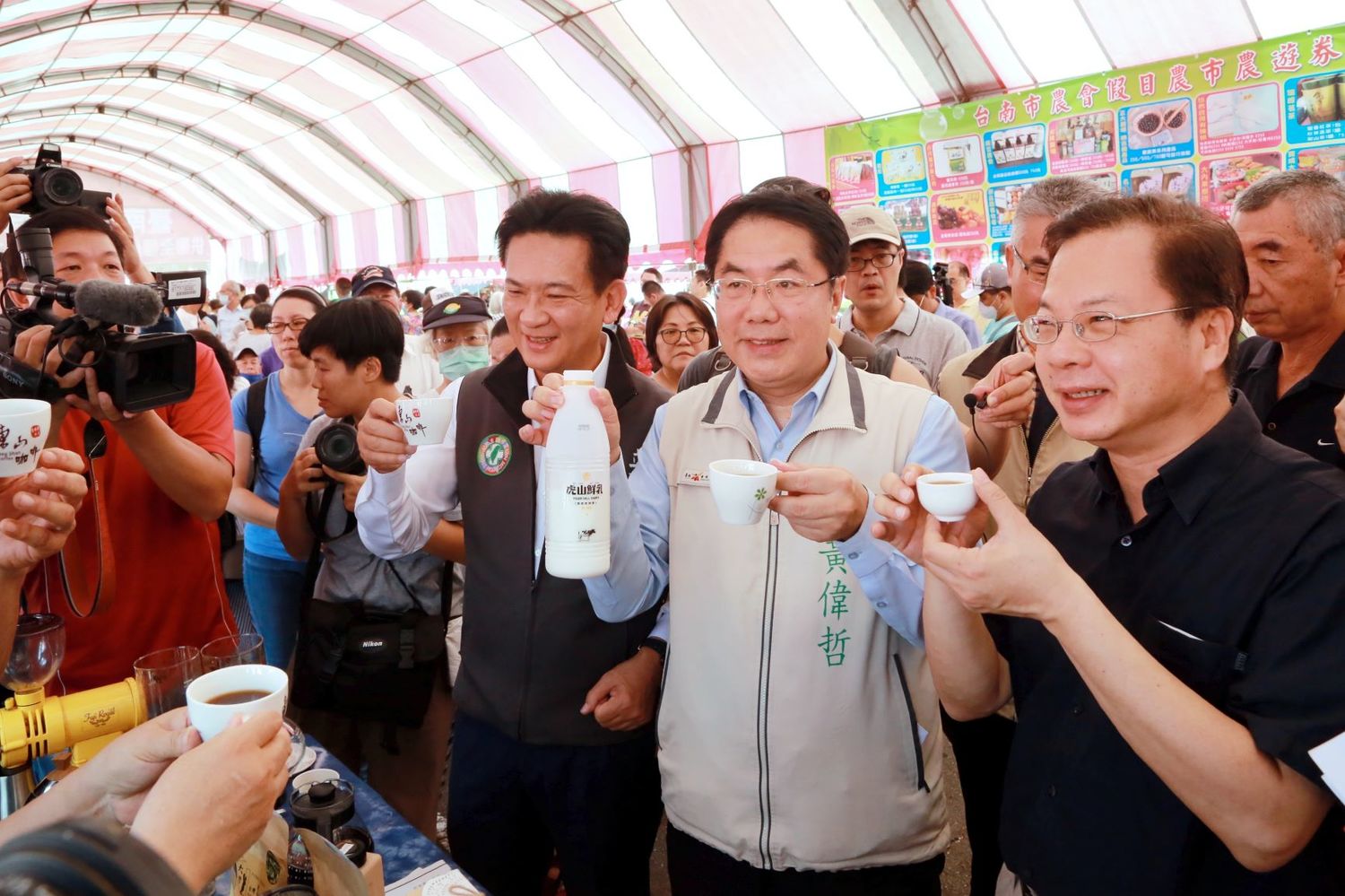 台南市長黃偉哲今邀請國發會主委龔明鑫至全台歷史最悠久、最大之假日農夫市集──台南市農會假日農市進行「報復性消費」。 圖:黃博郎/攝 台南市長黃偉哲今邀請國發會主委龔明鑫至全台歷史最悠久、最大之假日農夫市集──台南市農會假日農市進行「報復性消費」。 圖:黃博郎/攝