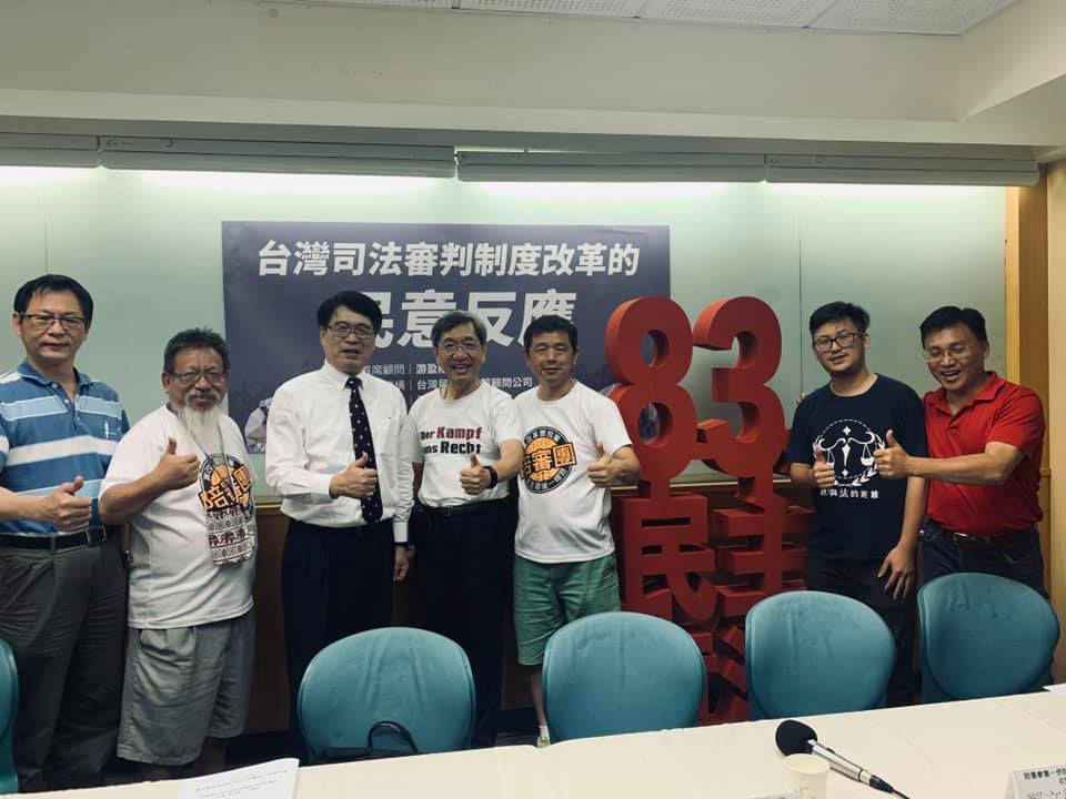 游盈隆與支持「陪審團」司改會律師出席民調記者會。 圖:取自游盈隆臉書 游盈隆與支持「陪審團」司改會律師出席民調記者會。 圖:取自游盈隆臉書
