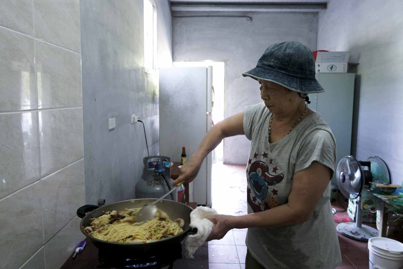 阿公們在田裡忙割稻,簡秋陽的妹妹也沒閒著,曬稻之餘,還要在廚房張羅十多位前來換工的農友要吃的『割稻仔飯』。 圖:張良一/攝 阿公們在田裡忙割稻,簡秋陽的妹妹也沒閒著,曬稻之餘,還要在廚房張羅十多位前來換工的農友要吃的『割稻仔飯』。 圖:張良一/攝
