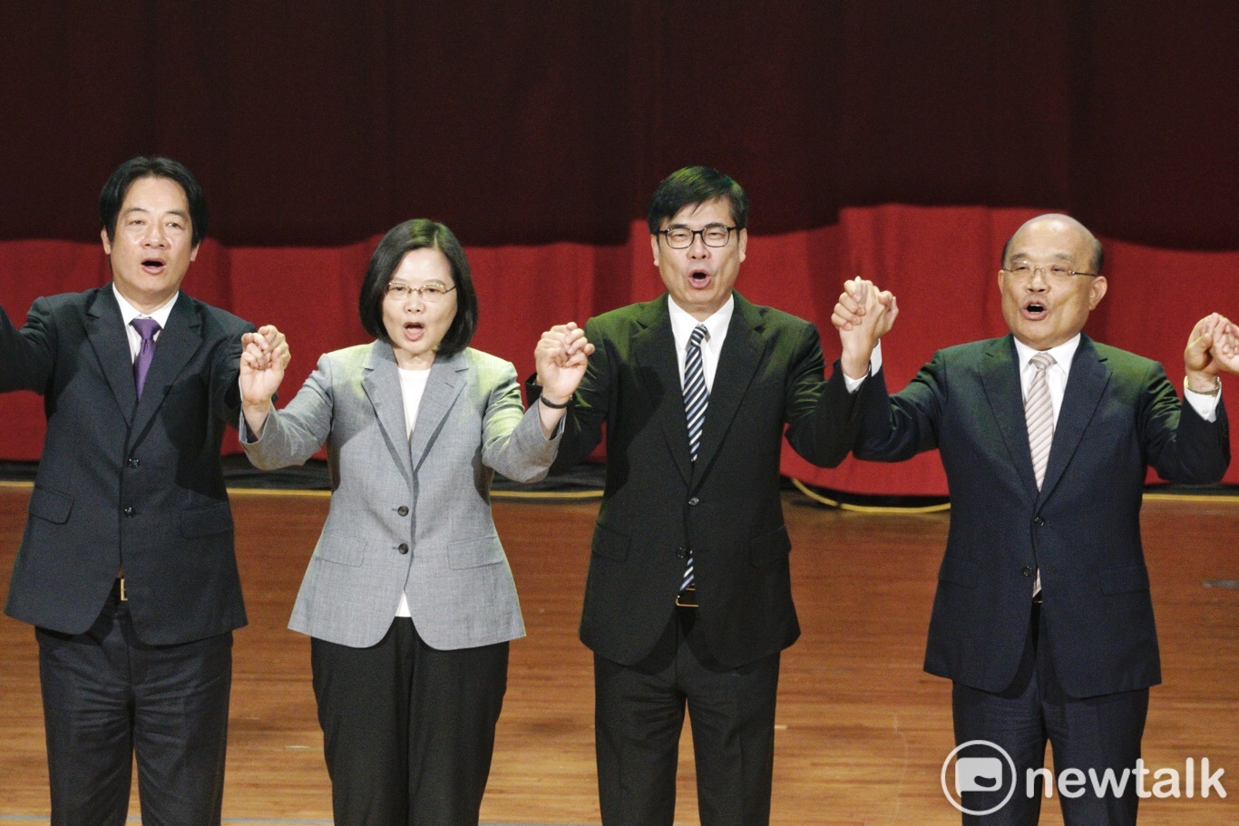 蔡英文、賴清德、蘇貞昌及陳其邁手拉手高呼口號,展現團結一心、重返高雄執政。 圖:張良一/攝 蔡英文、賴清德、蘇貞昌及陳其邁手拉手高呼口號,展現團結一心、重返高雄執政。 圖:張良一/攝