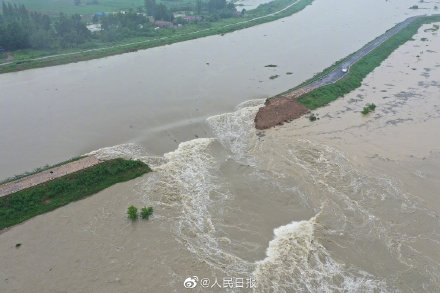 長江流域一帶成一片汪洋 圖:翻攝自人民日報 長江流域一帶成一片汪洋 圖:翻攝自人民日報
