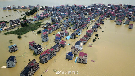 民宅皆被大水淹沒 圖:翻攝自人民日報 民宅皆被大水淹沒 圖:翻攝自人民日報