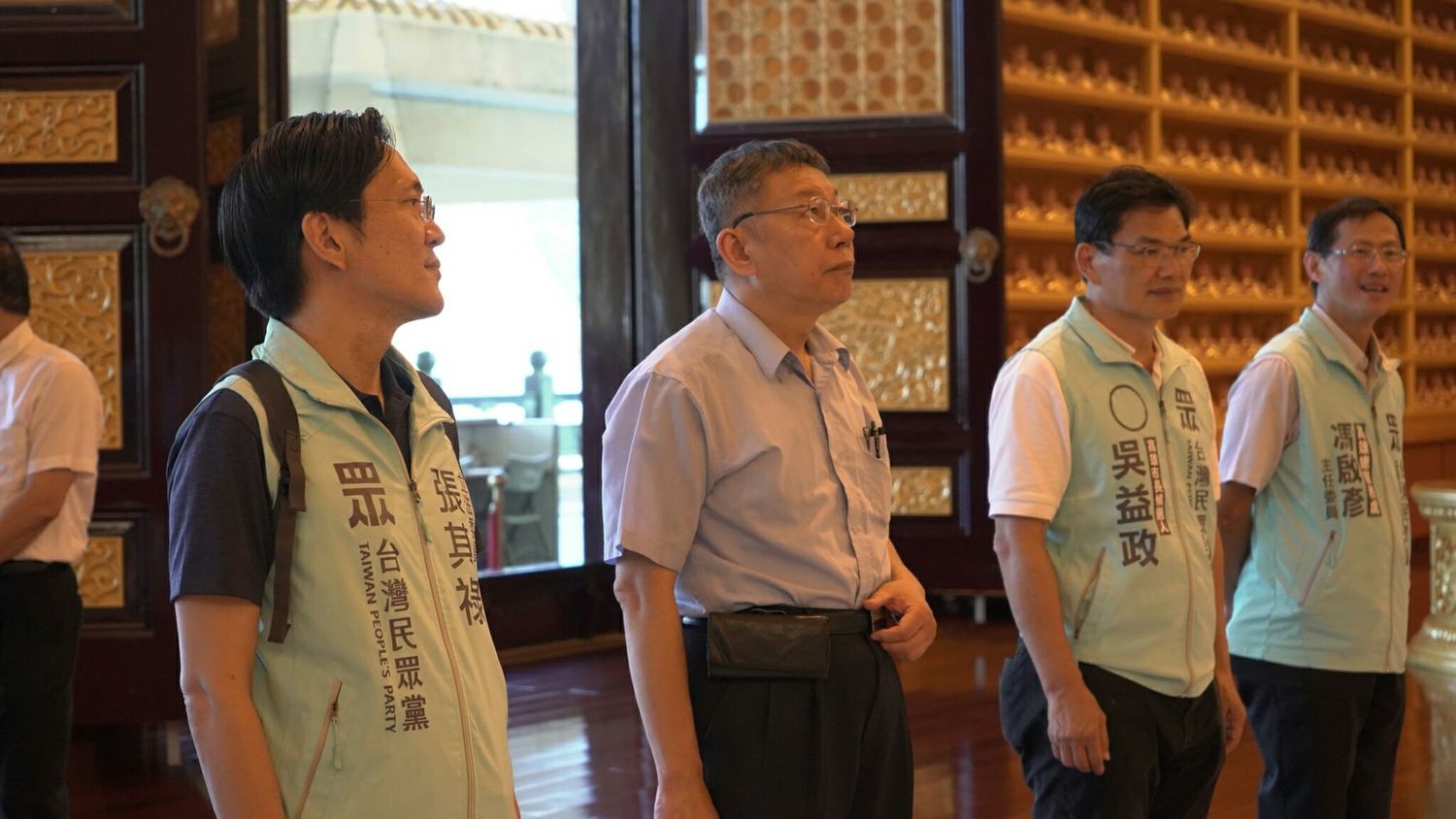 柯文哲(左二)今天陪同吳益政(右二)參拜旗美廟宇。 圖:民眾黨高雄總服務處/提供 柯文哲(左二)今天陪同吳益政(右二)參拜旗美廟宇。 圖:民眾黨高雄總服務處/提供