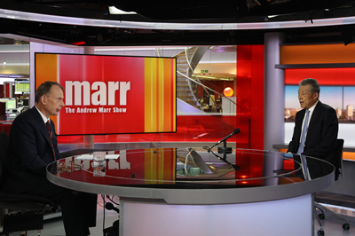 劉曉明接受英國廣播公司節目,安德魯‧馬爾訪談(The Andrew Marr Show)現場直播專訪。他表示,美國製裁中國官員,中國就制裁美國參議員和官員,英國應該有獨立自主的外交政策,而不是隨美起舞。 圖:翻攝中國駐英國大使館官網 劉曉明接受英國廣播公司節目,安德魯‧馬爾訪談(The Andrew Marr Show)現場直播專訪。他表示,美國製裁中國官員,中國就制裁美國參議員和官員,英國應該有獨立自主的外交政策,而不是隨美起舞。 圖:翻攝中國駐英國大使館官網