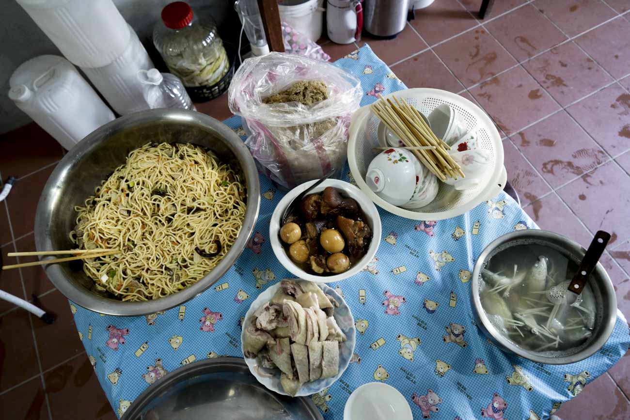 簡秋陽的妹妹準備了炒大麵、豬腳滷蛋、白斬雞還有現撈現煮的鮮魚湯,餐後還有冰鎮的仙草冰和自家種的西瓜,而這只不過是中餐前的點心而已。 圖:張良一/攝 簡秋陽的妹妹準備了炒大麵、豬腳滷蛋、白斬雞還有現撈現煮的鮮魚湯,餐後還有冰鎮的仙草冰和自家種的西瓜,而這只不過是中餐前的點心而已。 圖:張良一/攝