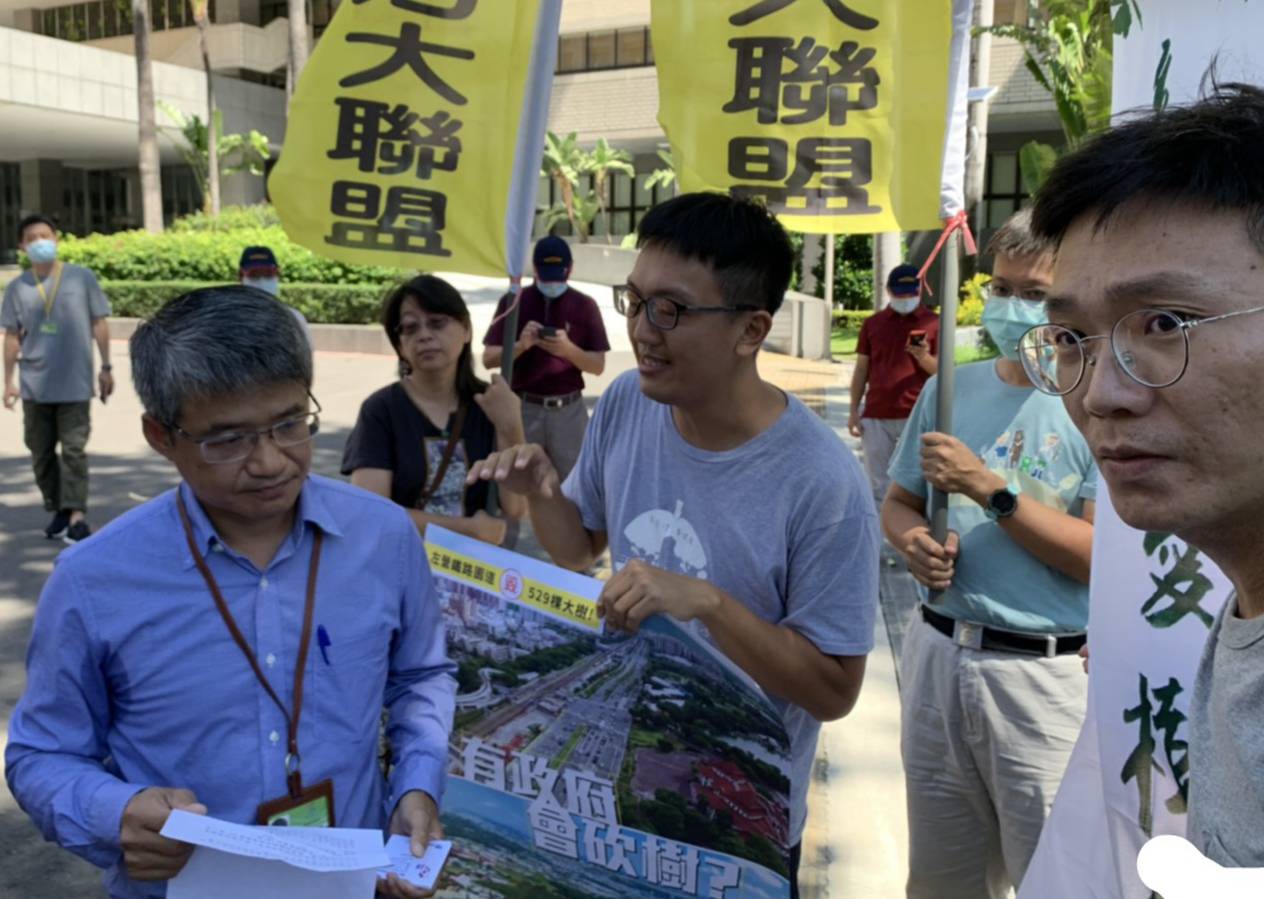 高市府水利局副局長(左)代表接下陳情書。 圖:南部反空污行動聯盟/提供 高市府水利局副局長(左)代表接下陳情書。 圖:南部反空污行動聯盟/提供