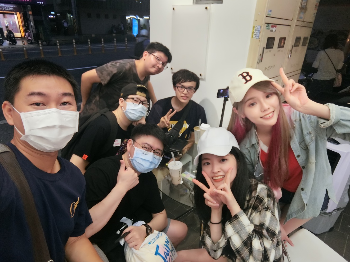 熱情粉絲到場應援,送上飲料還充當地陪 圖:電狼娛樂/提供 熱情粉絲到場應援,送上飲料還充當地陪 圖:電狼娛樂/提供