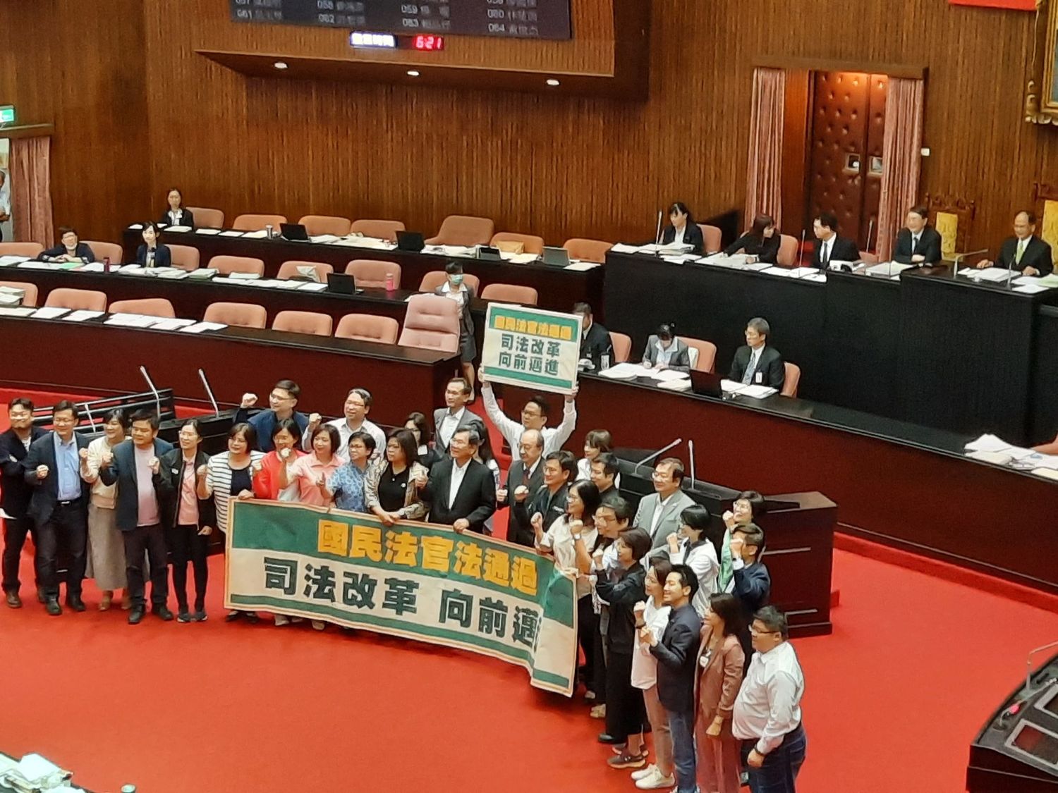 三讀結束後,民進黨團高喊司法改革向前邁進。 圖:陳佩君/攝 三讀結束後,民進黨團高喊司法改革向前邁進。 圖:陳佩君/攝