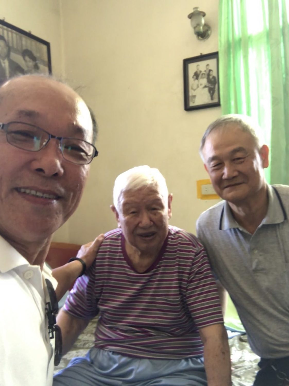 潘義坤(左)嘉中63年畢業,並繼承王輝教練(中)衣缽,成為嘉中籃球隊教練。 圖:取自「王輝盃」全國籃球賽官網 潘義坤(左)嘉中63年畢業,並繼承王輝教練(中)衣缽,成為嘉中籃球隊教練。 圖:取自「王輝盃」全國籃球賽官網